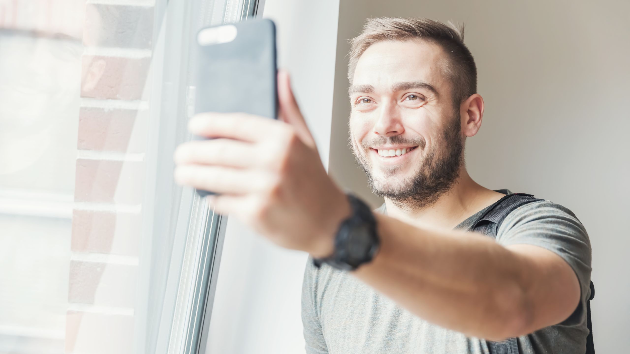 Bild von einen ESTA-Antragsteller, der ein Selfie macht