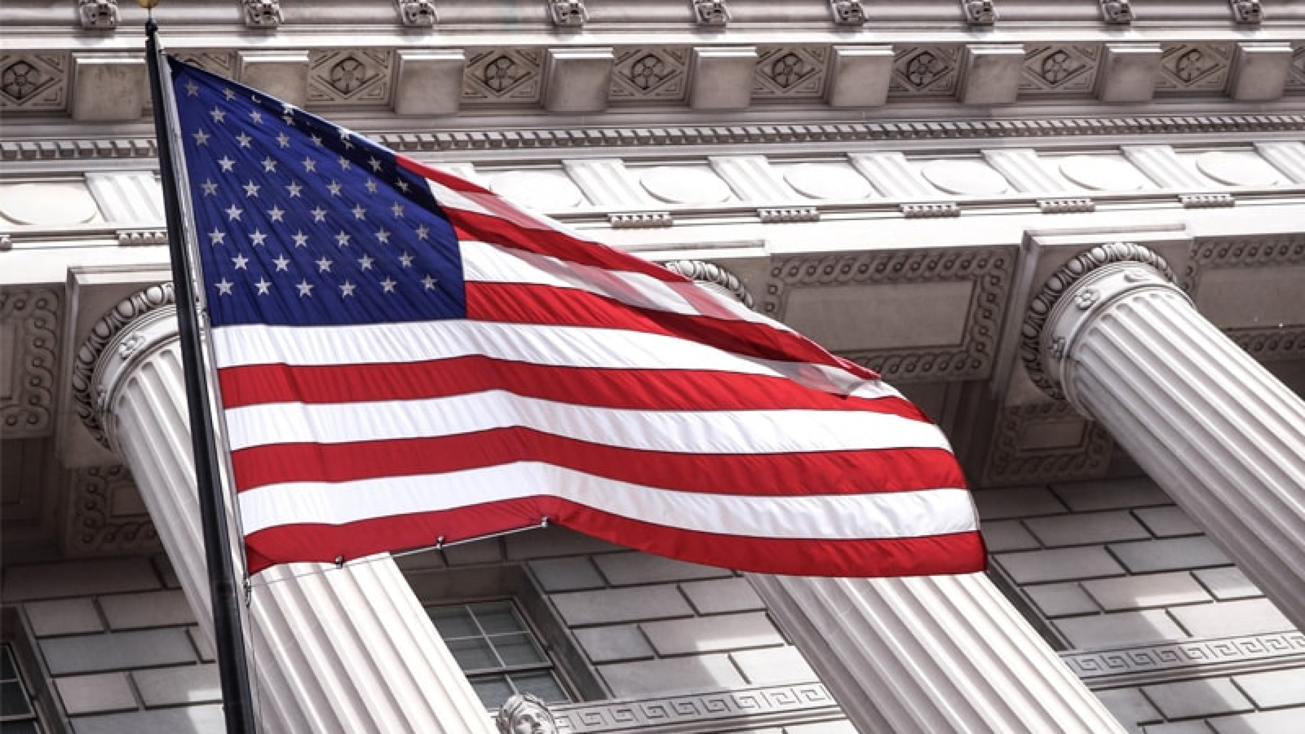 Bild von der USA-Flagge vor einem Gerichtsgebäude